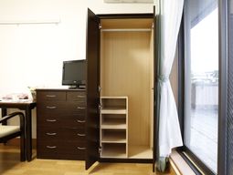 整理棚とテレビのある部屋