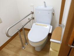 手すり付き清潔なトイレ