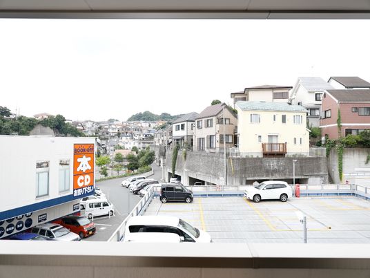 都市の景色が見える窓
