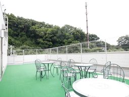 緑に囲まれた開放的なテラス