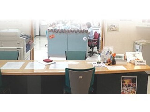 受付カウンター フロント 受付カウンターは明るい空間で、書類がきちんと整理されています。和やかな雰囲気が漂います。