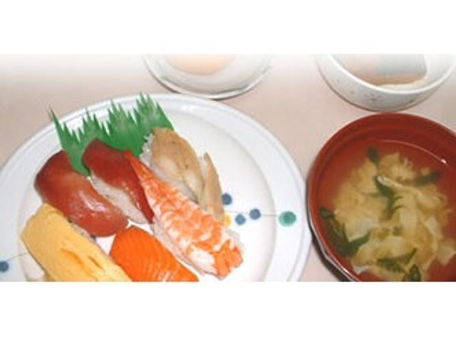 食事メニューのプレート 料理 新鮮な食材を使用した食事を提供しています。彩り豊かなメニューで、食事の時間が楽しみになります。