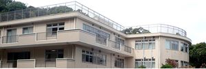 広々した環境の建物外観