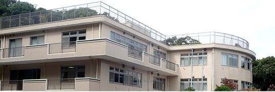 広々した環境の建物外観