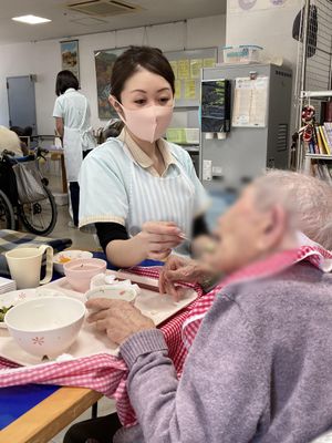 食事補助の様子