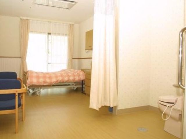 居室の寝室エリア 居室   明るい居室は、自然光がたっぷりと入り、快適に過ごせます。ベッドや椅子が備え付けられています。