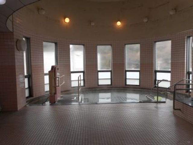 明るい浴室 浴室 自然光が差し込む広々とした浴室です。ゆったりとした空間でリラックスできます。
