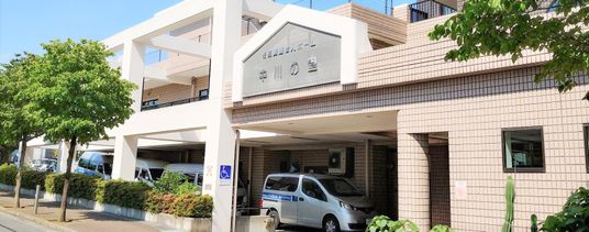 広い駐車スペースの外観