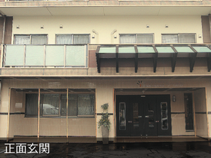 正面の玄関  