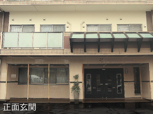 正面の玄関  