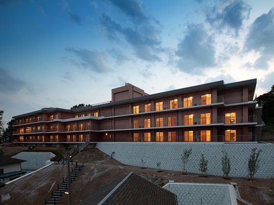 照明が灯る建物外観