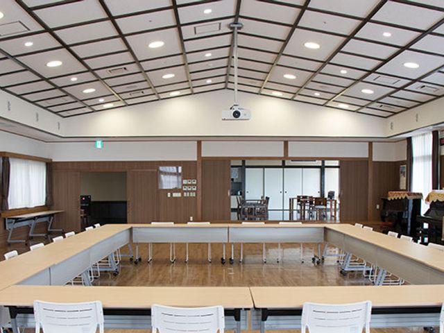 広々とした会議室 多目的室 広々とした会議室では、自然光が降り注ぎ、心地よい雰囲気の中で集会や研修が可能です。