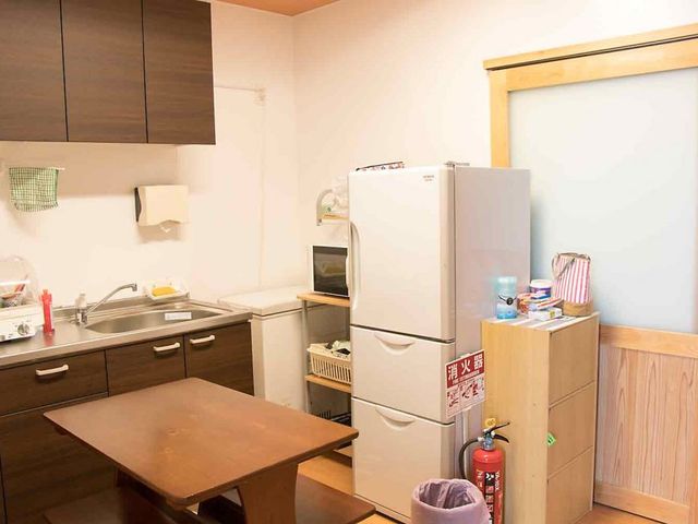 落ち着いたキッチン空間 キッチン 落ち着いた色合いのキッチンは、必要な設備が整っており、日常の調理作業が快適に行えます。
