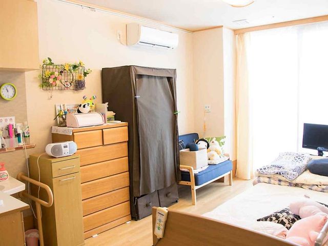 くつろぎの居室 居室 広々とした居住空間で、明るい日差しが差し込みます。快適な生活のための設備が整っています。