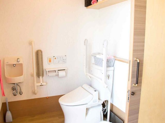 清潔な個室トイレ トイレ 清潔感あふれるトイレでは、安全な手すりが設置されており、安心して利用できます。
