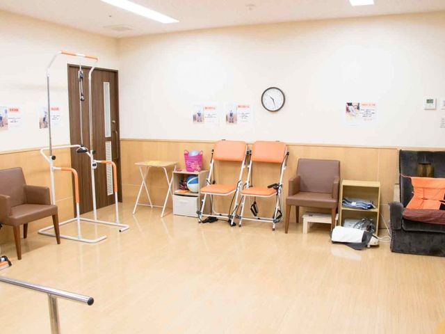リハビリ設備のある部屋 機能訓練室 広々とした空間で、リハビリテーションに必要な設備が整っています。快適に活動可能です。