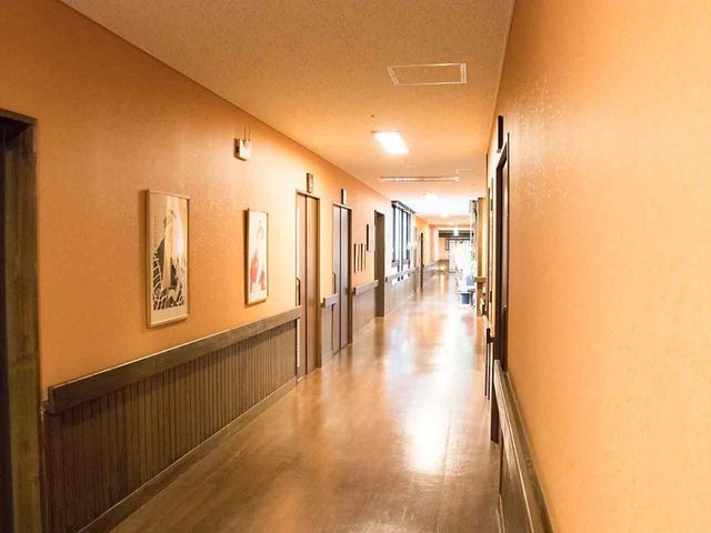 奥行きのある廊下 廊下 ゆったりとした長い通路が続き、移動が快適に行えます。親しみやすい雰囲気です。