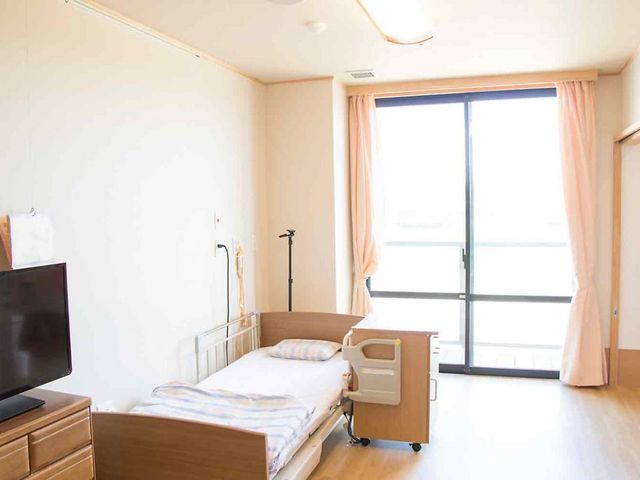 広々とした居室 居室 大きな窓から自然光が差し込み、明るく清潔な印象のある個室です。ベッドとテレビが設置されています。