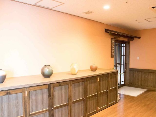和の趣が漂う廊下 廊下 落ち着いた和の雰囲気が漂う廊下です。飾られた壺が心地よい空間を演出します。