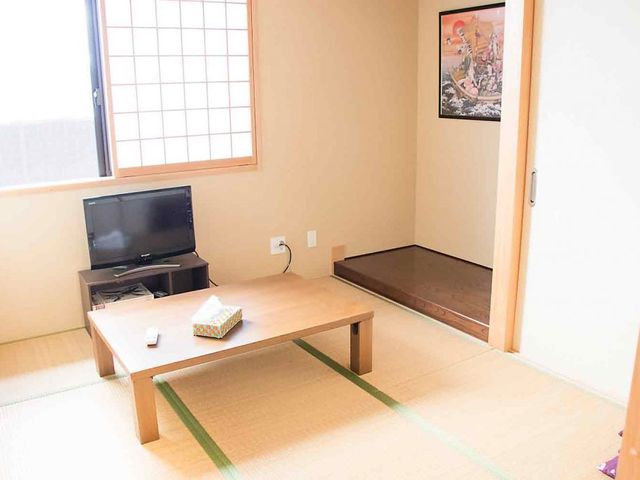 畳の和室 和室 自然光が差し込む和室です。畳の上でリラックスでき、テレビも楽しめます。
