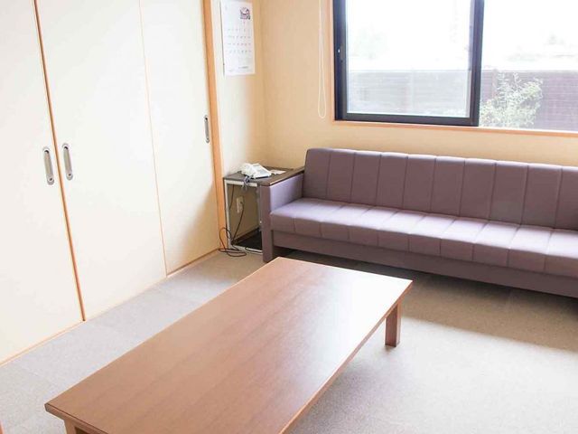 静かな居室の様子 居室 自然光が優しく差し込む居室は、リラックスしながら休息できる快適な空間です。