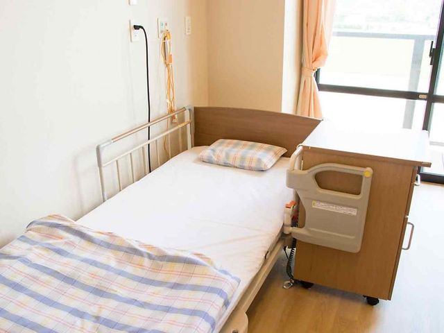 窓付きの明るい居室 居室 自然光が差し込む明るい空間で、心地よく過ごせます。ベッドは清潔で過ごしやすそうです。