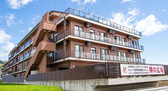 開放感ある建物の外観