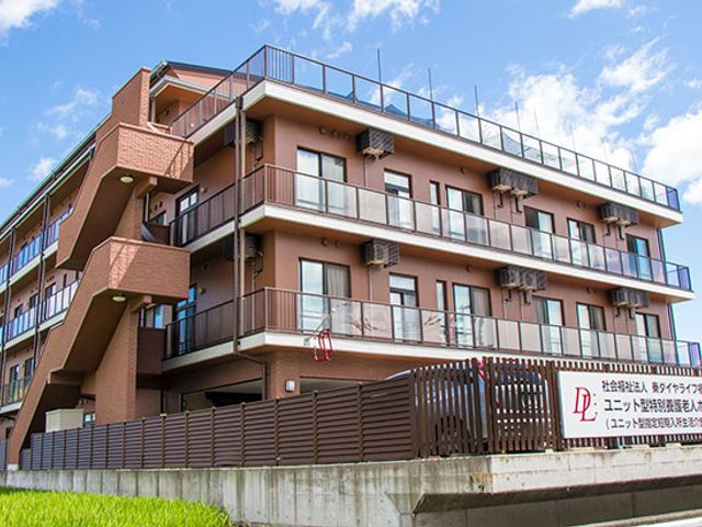 開放感ある建物の外観 外観 青空の下にそびえる施設は、快適な環境を提供している印象です。清潔感のあるデザインが魅力です。
