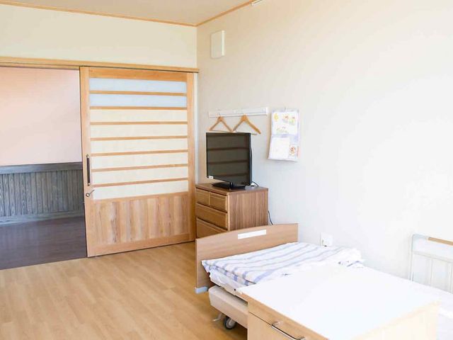 光が差し込む居室 居室 自然光がたっぷり入る明るい空間の居室です。広々としたスペースで快適に過ごせます。