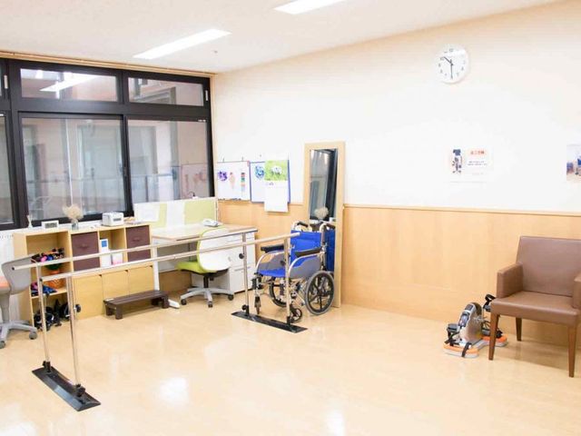 機能的な室内空間 機能訓練室 自然光が差し込む明るい室内で、機能訓練用の設備が整っています。リハビリに最適な環境です。