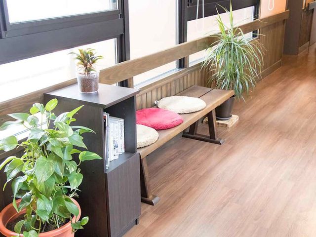 植物のある明るい廊下 廊下 自然光が差し込む廊下は、観葉植物が優しい雰囲気を作り出しています。リラックスできる空間です。