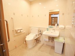 バリアフリーの洗面台とトイレ