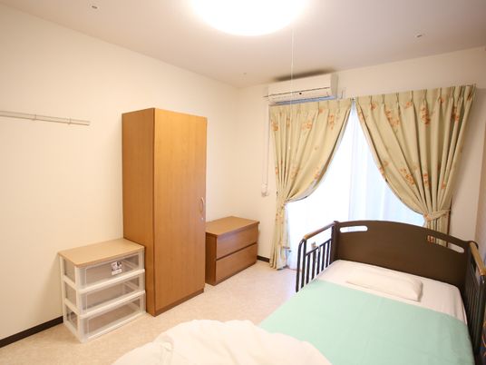 居室のベッドと家具