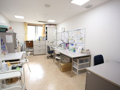 明るいスタッフルーム内観