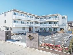 明るい外観の建物