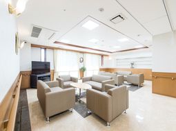 明るい待合室の空間