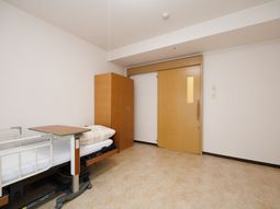 シンプルな居室の一角