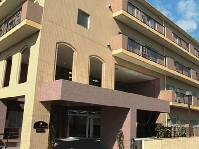 エントランスのある建物 外観 清潔感のあふれるエントランスは、多くの採光があり、明るい気持ちでお仕事をスタートできる空間です。