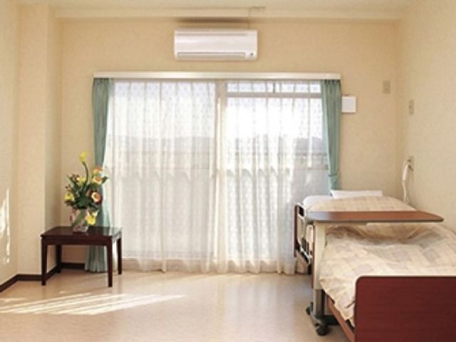 明るい個室の居室 居室 広々とした個室には、必要な家具が配置され快適な生活空間を提供しています。窓からは自然光が差し込み、居心地の良い環境です。