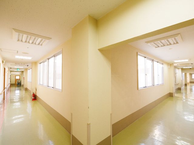 明るい廊下のコーナー 廊下 手すり付きの廊下は歩行に便利で、清潔感が溢れる空間です。