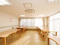明るい食堂の様子
