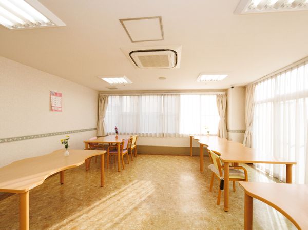 明るい食堂の様子