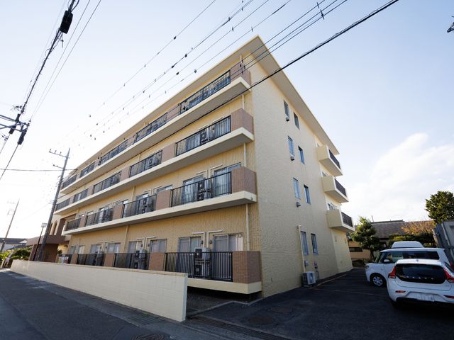 黄色い建物の外観 外観 明るい色合いの建物が、穏やかな印象を与えています。周囲は静かで落ち着いた環境です。