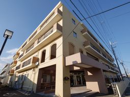 明るい日差しの外観