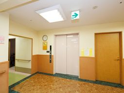 明るい廊下の風景