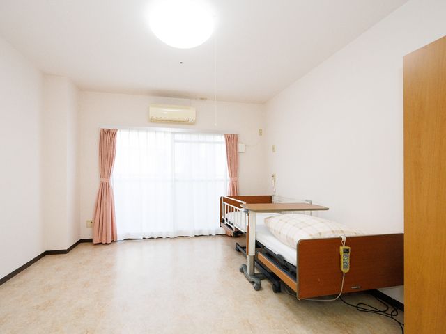 明るい居室の空間 居室 ゆとりのある居室には、窓からの柔らかな日差しが差し込んでいます。安全を考えたベッドも完備されており、穏やかな日々を過ごせる環境です。