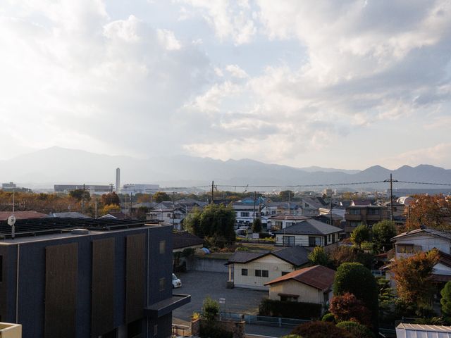 眺めのいい景色 周辺環境 広がる住宅街と山並み、清々しい朝や夕方のひとときを想像させます。