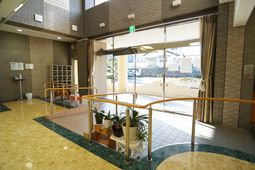 エントランスの明るい通路