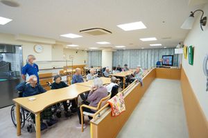 共有スペースで談笑する人々