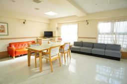 明るい共用ラウンジ空間